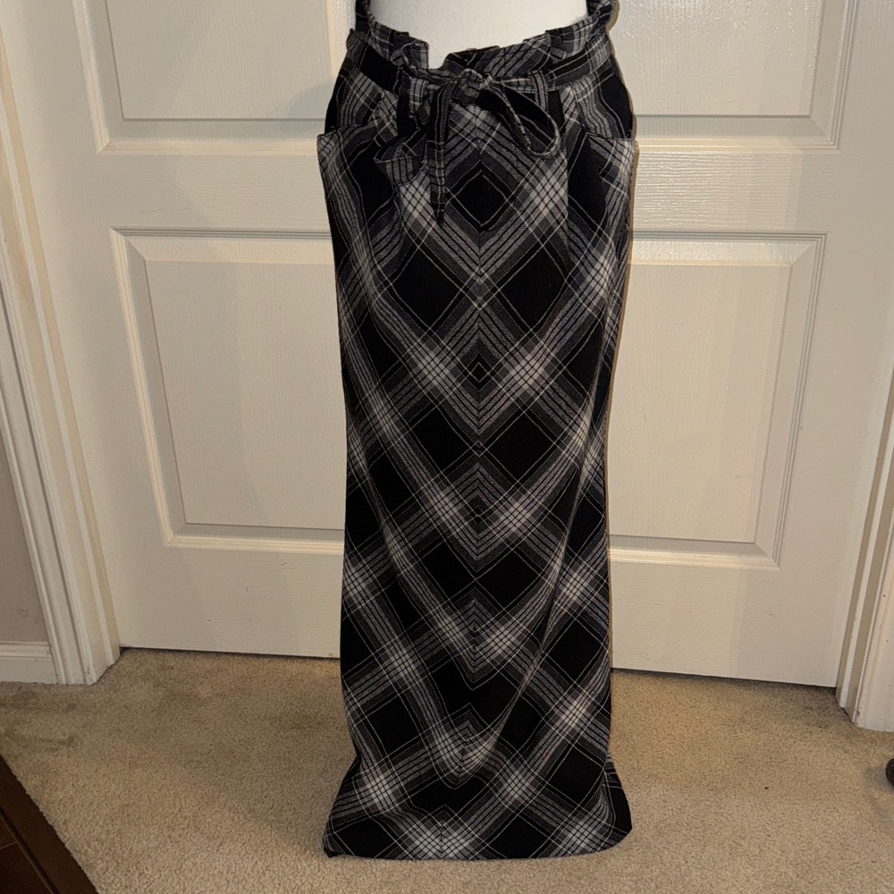 OLD NAVY - Black and Gray Plaid Maxi Skirt - Size 6